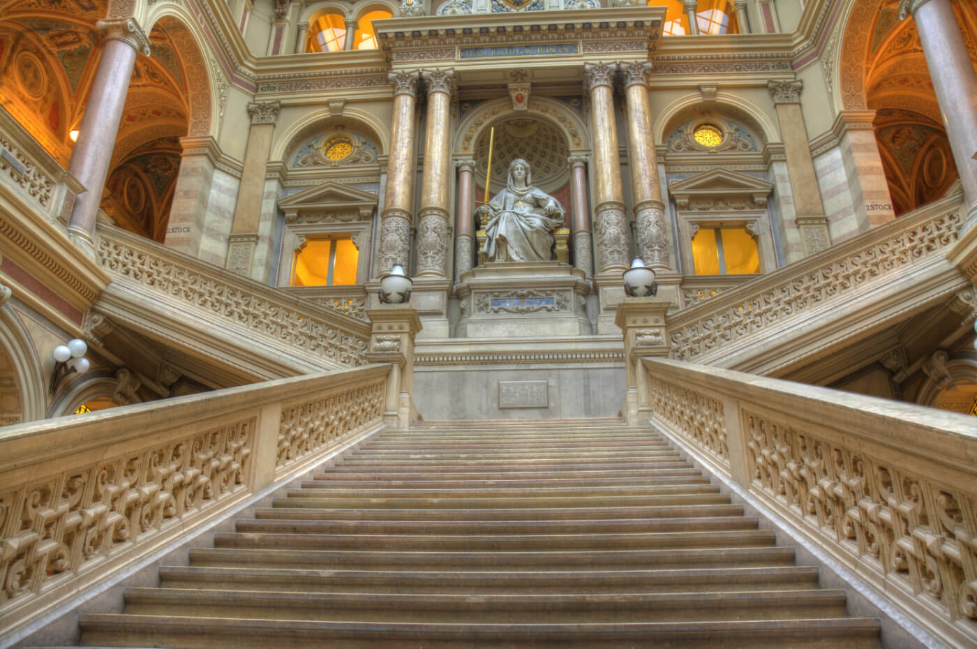 Treppenhaus eines historischen Justizgebäudes mit Justitia-Statue