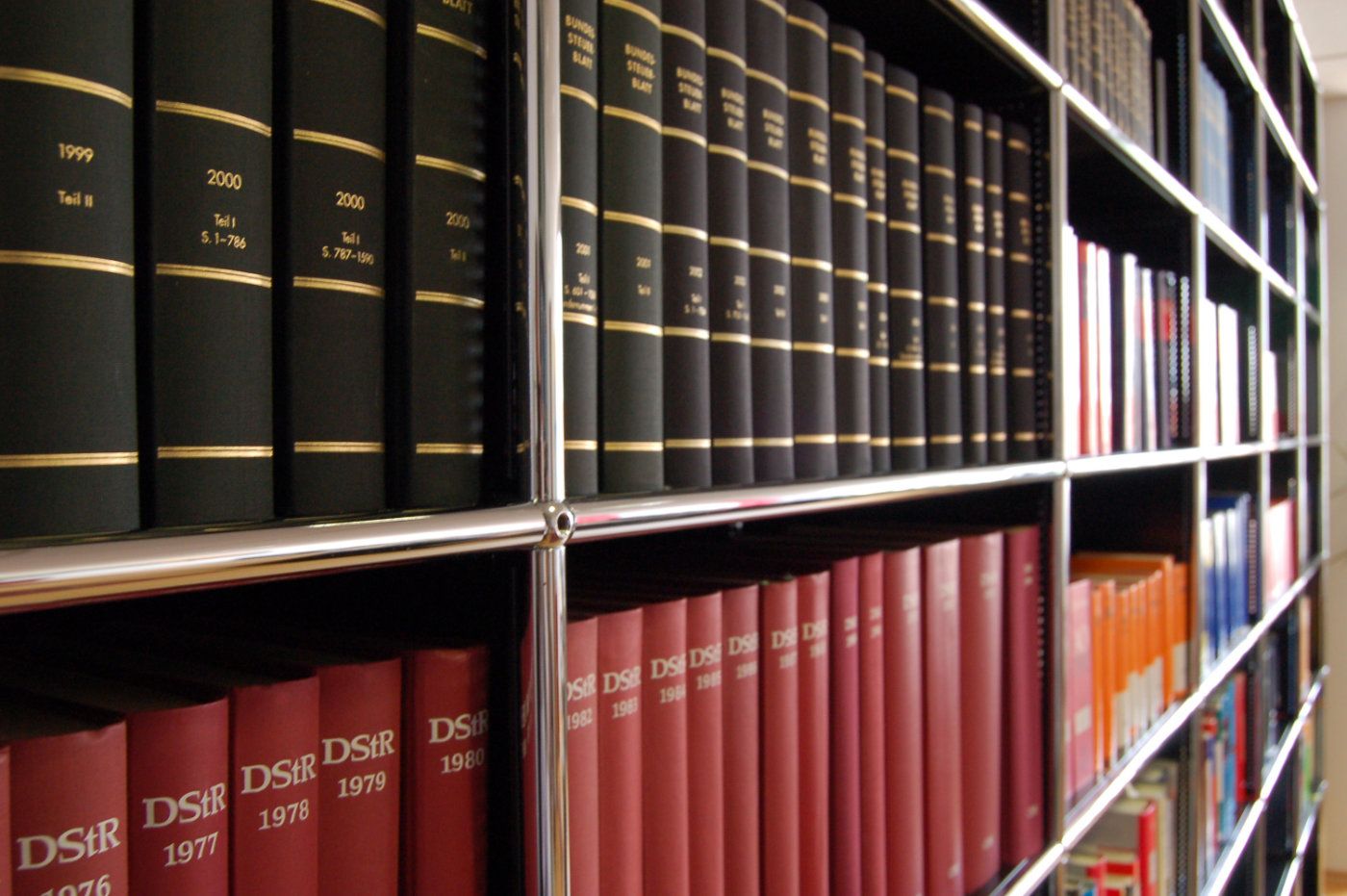 Juristische Fachbibliothek mit gebundenen Zeitschriftenbänden